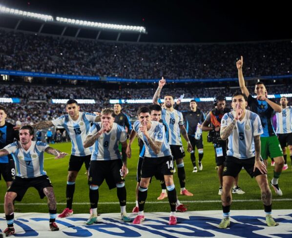 Imagem colorida da seleção argentina - Metrópoles