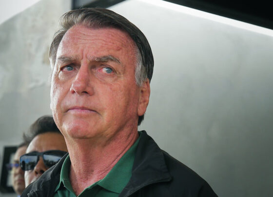 O ex-presidente Jair Bolsonaro chega à Brasília para acompanhar o julgamento do STF que pode torná-lo réu por suposta tentativa de golpe de Estado após eleições de 2022
