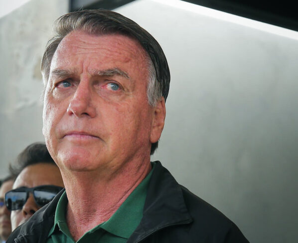 O ex-presidente Jair Bolsonaro chega à Brasília para acompanhar o julgamento do STF que pode torná-lo réu por suposta tentativa de golpe de Estado após eleições de 2022