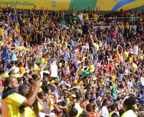 Brasil Torcida brasileira faz ôla ao redor de todo o estádio Mané Garrincha