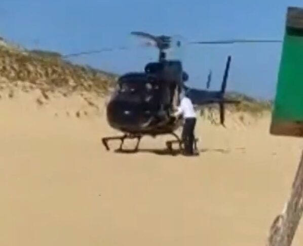 Imagem colorida, Empresário pousa helicóptero em praia para comprar piaba frita. Vídeo - Metrópoles