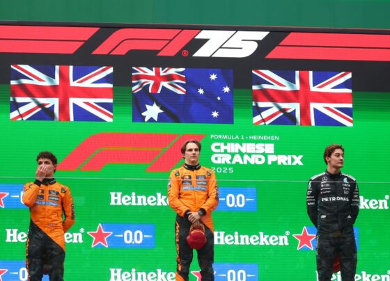 Imagem colorida de McLaren faz a 50ª dobradinha da escuderia na Fórmula 1 - Metrópoles