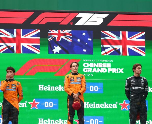 Imagem colorida de McLaren faz a 50ª dobradinha da escuderia na Fórmula 1 - Metrópoles