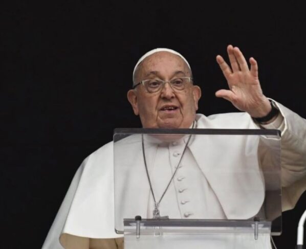 Imagem colorida de papa Francisco - Metrópoles