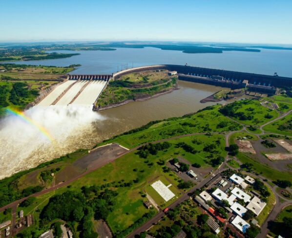 Fotografia colorida mostrando a Itaipu Binacional-Metrópoles