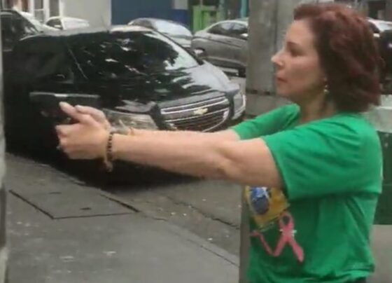 Carla Zambelli aponta arma a apoiador de Lula em São Paulo