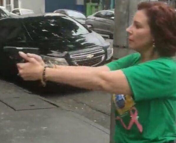 Carla Zambelli aponta arma a apoiador de Lula em São Paulo