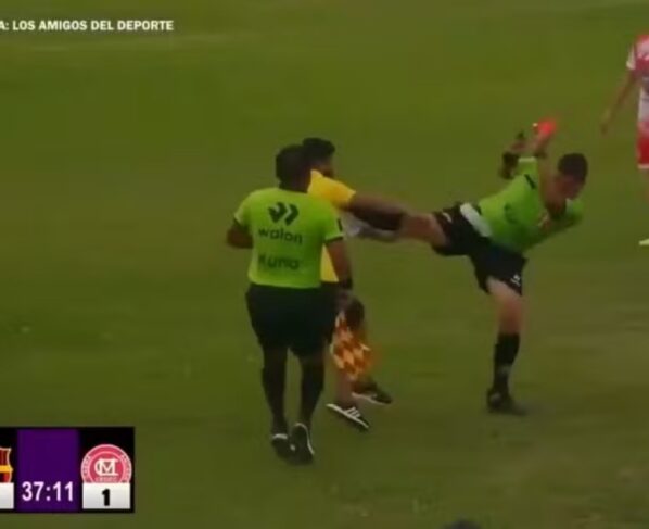 Imagem de árbitro acertando chute -Metrópoles