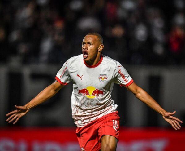 Imagem colorida de Jhon Jhon comemorando gol - Metrópoles
