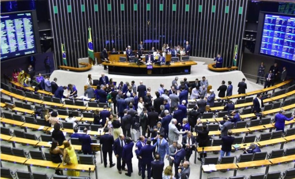 Imagem colorida do Plenário da Câmara dos Deputados - Metrópoles