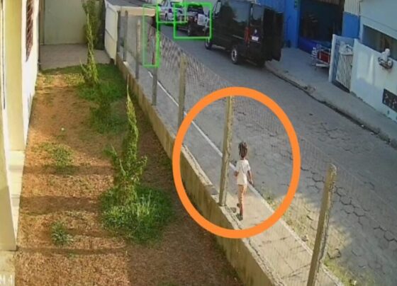 Imagem colorida, Criança de dois anos é flagrada na rua após sair sozinha de creche - Metrópoles