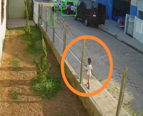 Imagem colorida, Criança de dois anos é flagrada na rua após sair sozinha de creche - Metrópoles