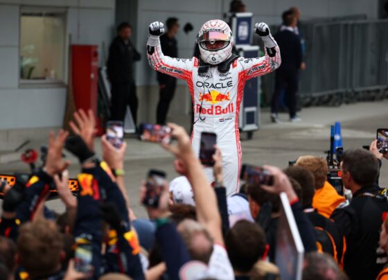 Foto colorida de Verstappen comemorando vitória no Japão - Metrópoles