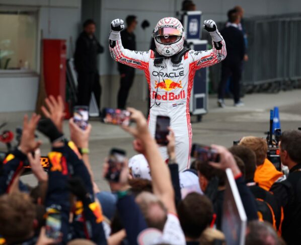 Foto colorida de Verstappen comemorando vitória no Japão - Metrópoles