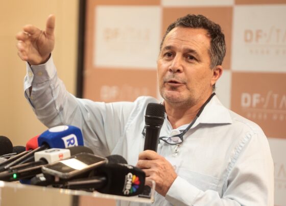 Equipe médica à frente de cirurgia do ex-presidente Jair Bolsonaro no Hospital DF Star, em Brasília