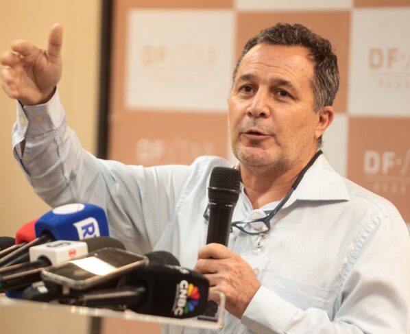 Equipe médica à frente de cirurgia do ex-presidente Jair Bolsonaro no Hospital DF Star, em Brasília