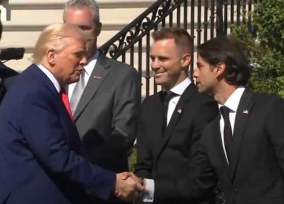 Foto colorida de Felipe Nasr e Donald Trump em encontro na Casa Branca - Metrópoles