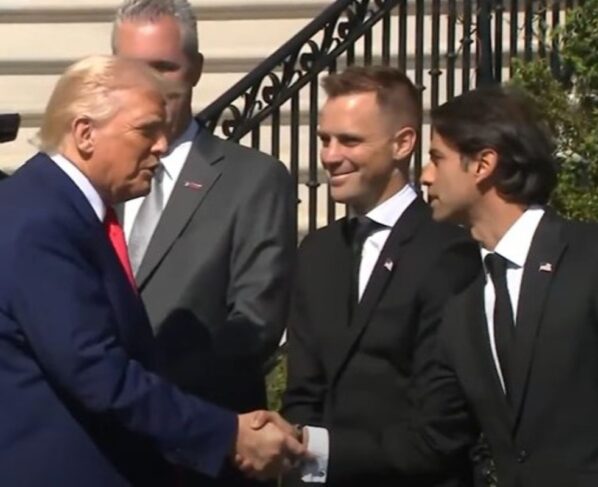Foto colorida de Felipe Nasr e Donald Trump em encontro na Casa Branca - Metrópoles
