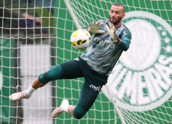 Imagem colorida de Weverton fazendo uma defesa -Metrópoles