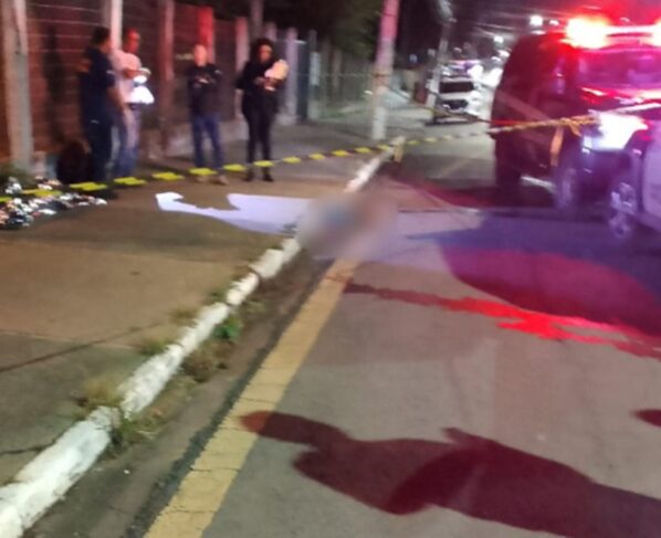 Imagem colorida de policiais em rua