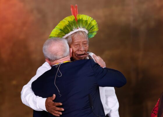 Presidente Lula recebe colar do líder indígena Cacique Raoni Metuktire 7