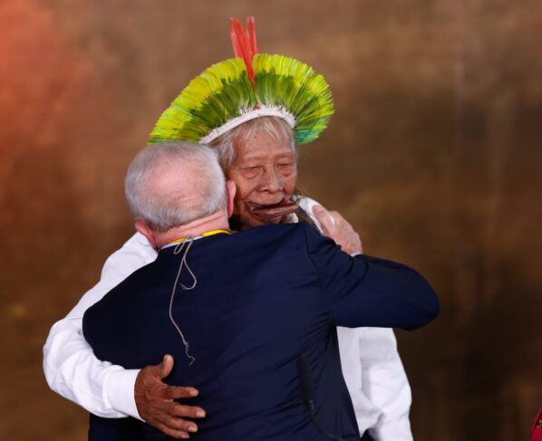 Presidente Lula recebe colar do líder indígena Cacique Raoni Metuktire 7