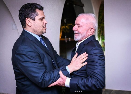 Imagem colorida do presidente Lula e o presidente do Senado, Davi Alcolumbre