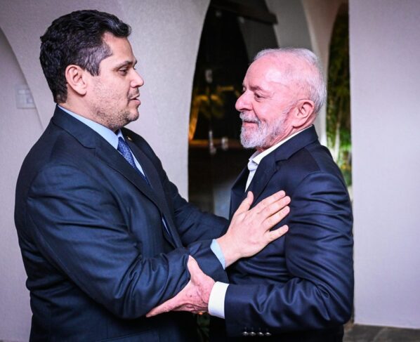 Imagem colorida do presidente Lula e o presidente do Senado, Davi Alcolumbre