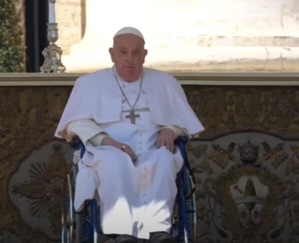 Papa Francisco faz aparição surpresa e cumprimenta fiéis