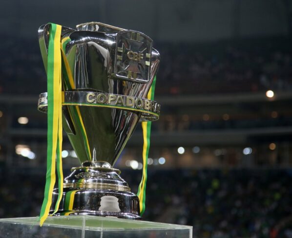 Foto colorida da Taça da Copa do Brasil - Metrópoles