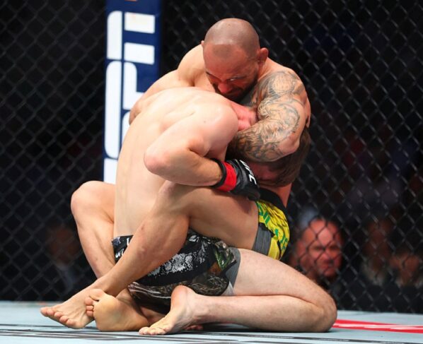 O lutador é peso-pena (66 kg)