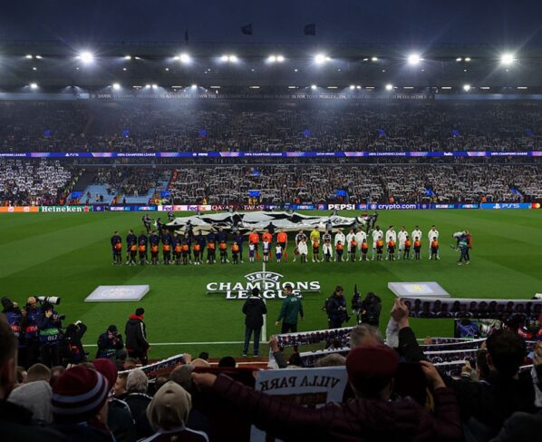 Imagem colorida o confronto entre PSG e Aston Villa - Metrópoles