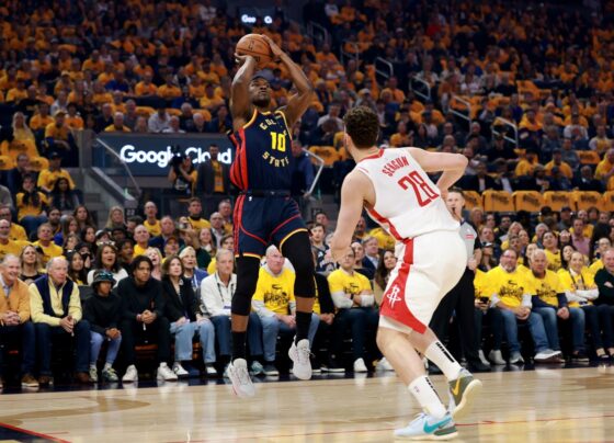 Imagem colorida de Jimmy Butler arremessando - Metrópoles