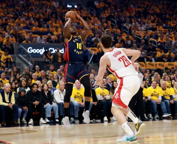 Imagem colorida de Jimmy Butler arremessando - Metrópoles