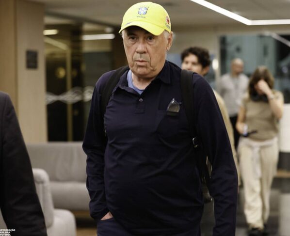 Foto colorida de Carlo Ancelotti chega ao Rio de Janeiro - Metrópoles