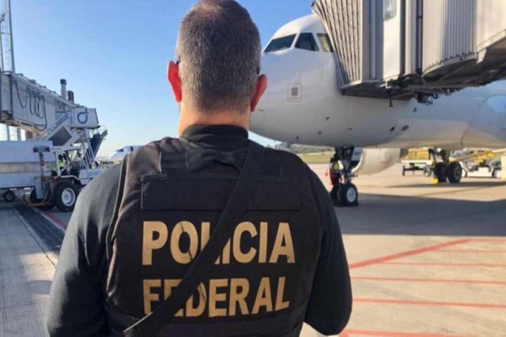Imagem colorida, criminoso foi deixado em Pequim aos cuidados das autoridades locais- Metrópoles