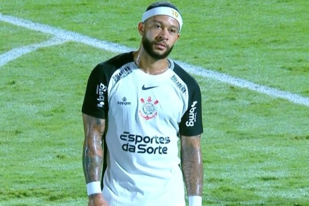 Foto colorida de Memphis Depay, atacante do Corinthians - Metrópoles