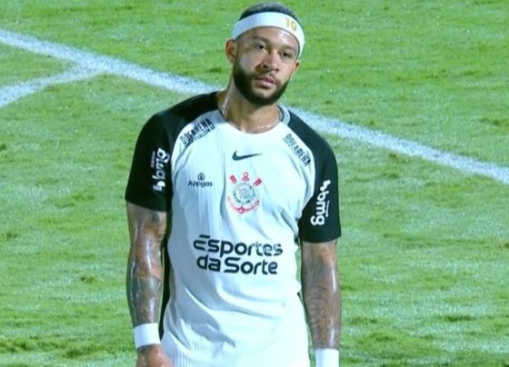 Foto colorida de Memphis Depay, atacante do Corinthians - Metrópoles