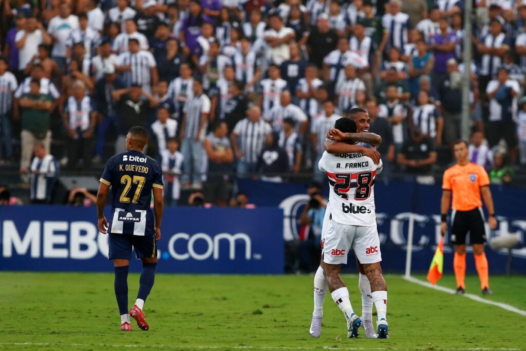 Com o placar, o São Paulo segue invicto na competição