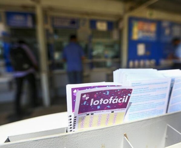 Imagem colorida de bilhete da Lotofácil - Metrópoles