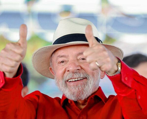 Foto colorida do Presidente da República, Luiz Inácio Lula da Silva, durante cerimônia para assinatura da Ordem de Serviço para a duplicação da capacidade de bombeamento de água da EBI-3, “Caminho das Águas” Eixo Norte do Projeto de Integração do Rio São Francisco/PISF. Estação Ferroviária do Forró, Salgueiro - Metrópoles
