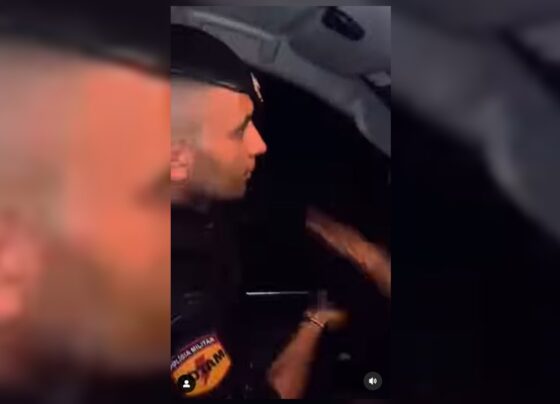 Imagem colorida de falso policial preso em Goiás