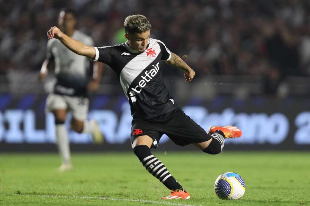 Imagem colorida de Adson, do Vasco - Metrópoles