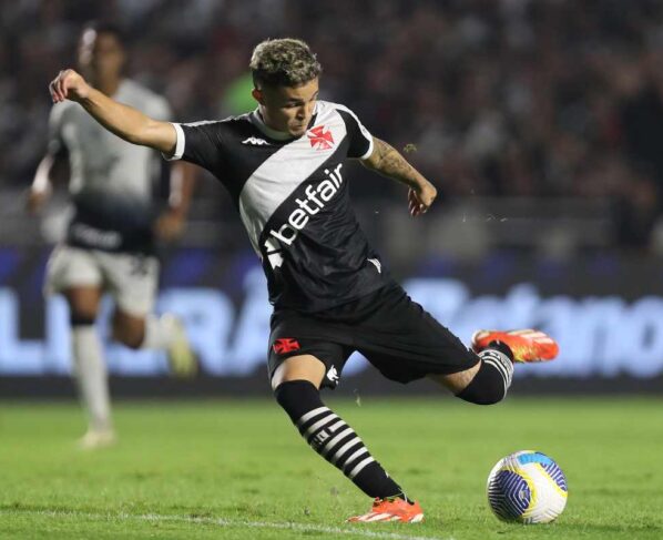 Imagem colorida de Adson, do Vasco - Metrópoles