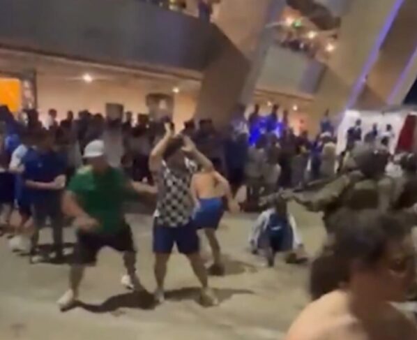 Imagem da torcida do Cruzeiro em briga com a polícia - metrópoles