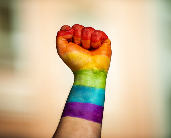 Punho pintado com as cores da bandeira LGBTQI-Metrópoles