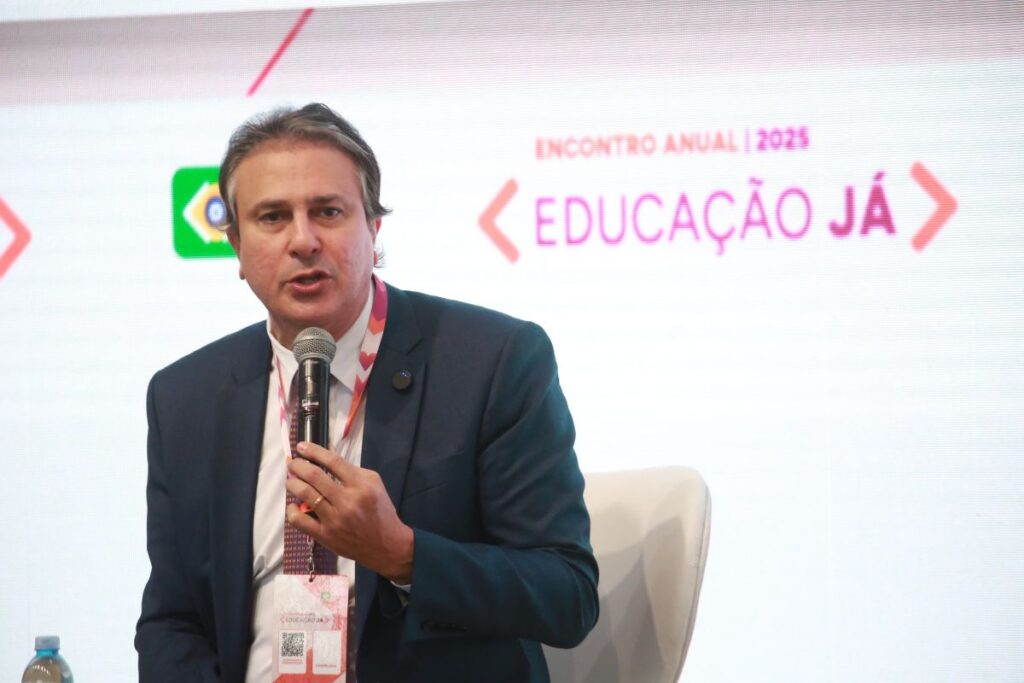 Imagem colorida mostra o ministro Camilo Santana falando em evento - Metrópoles