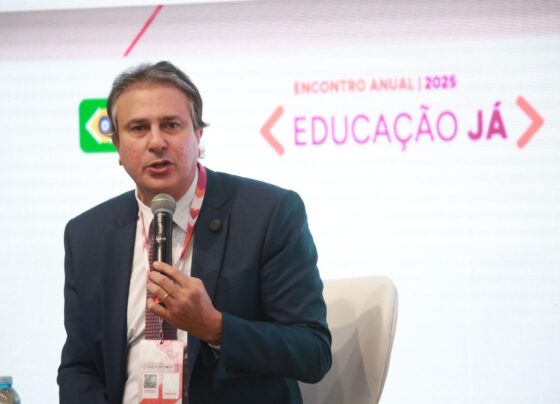 Imagem colorida mostra o ministro Camilo Santana falando em evento - Metrópoles