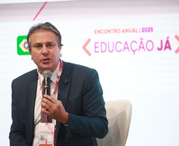 Imagem colorida mostra o ministro Camilo Santana falando em evento - Metrópoles