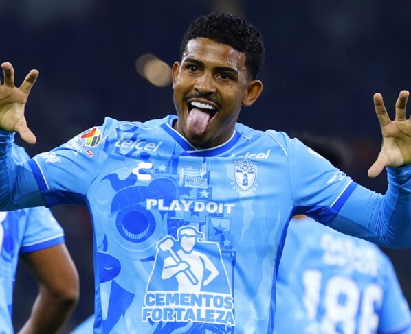 Eduardo Bauermann é zagueiro do Pachuca.